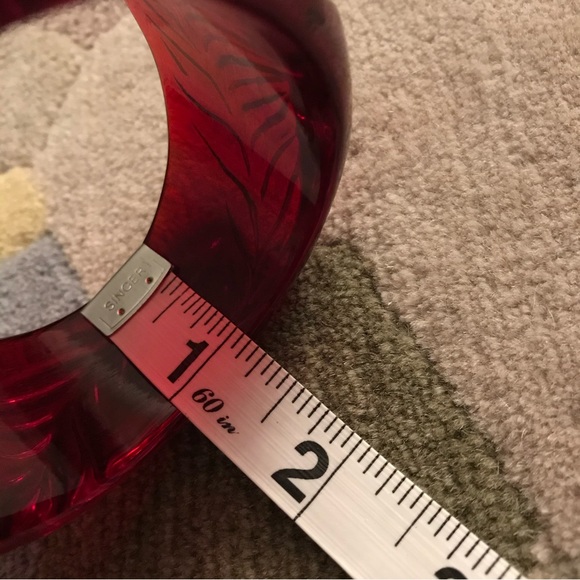 Vintage Transparent Lucite Wide Carved Leaf Bangle - Picture 13 of 16